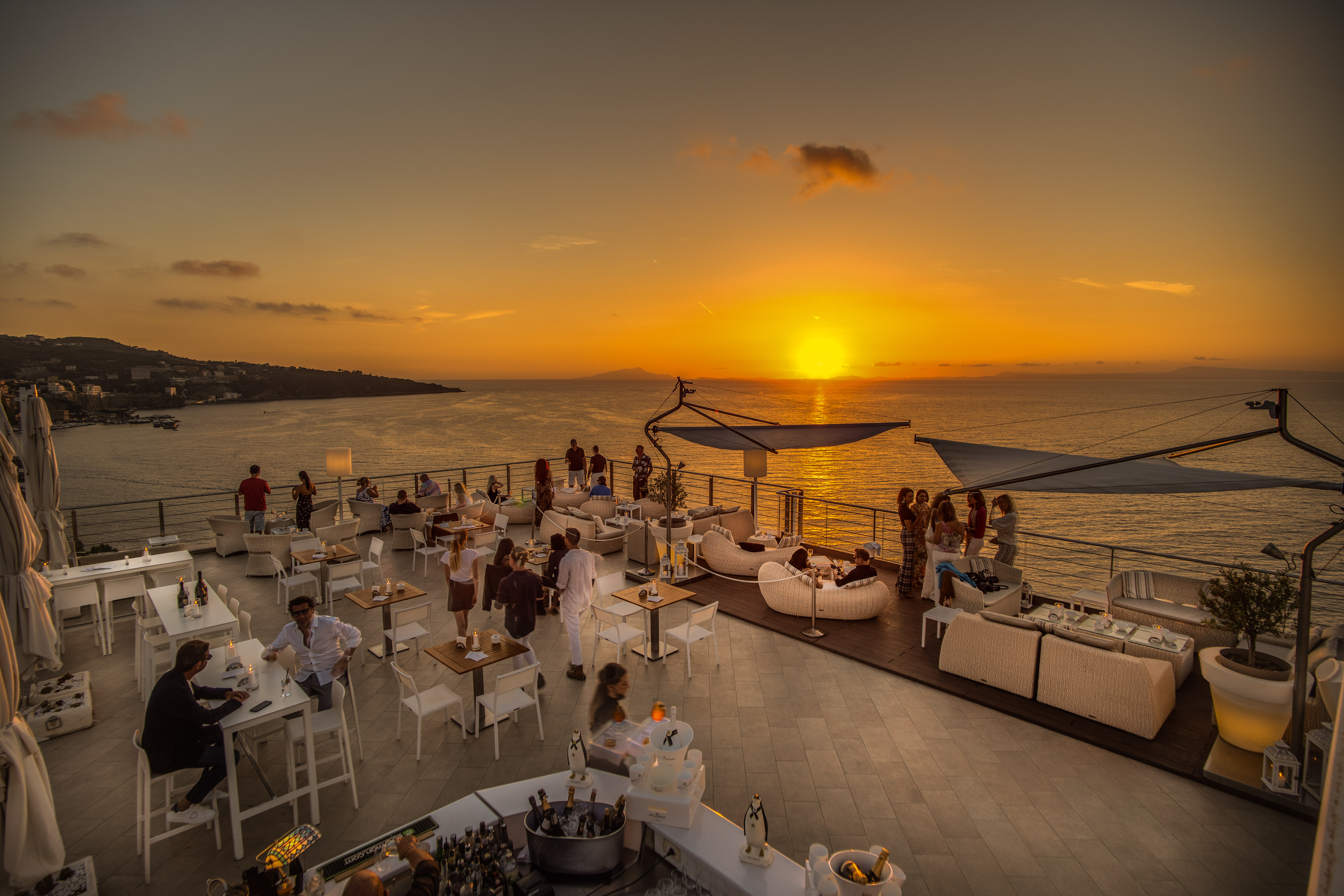 3 Vista Sky Bar aperitif at sunset copia