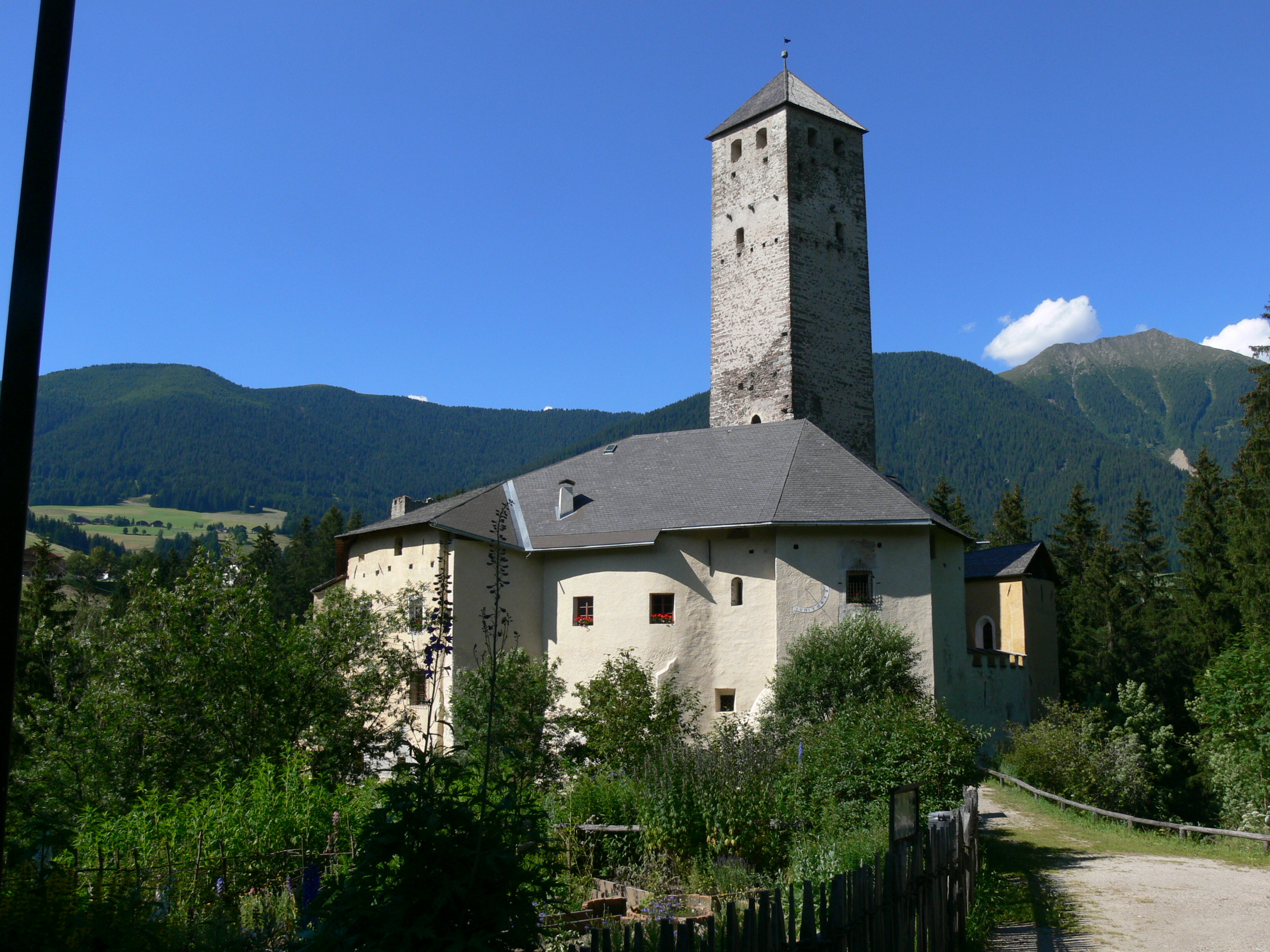 CREDIT Wolfgang Sauber Welsberg Burg 01