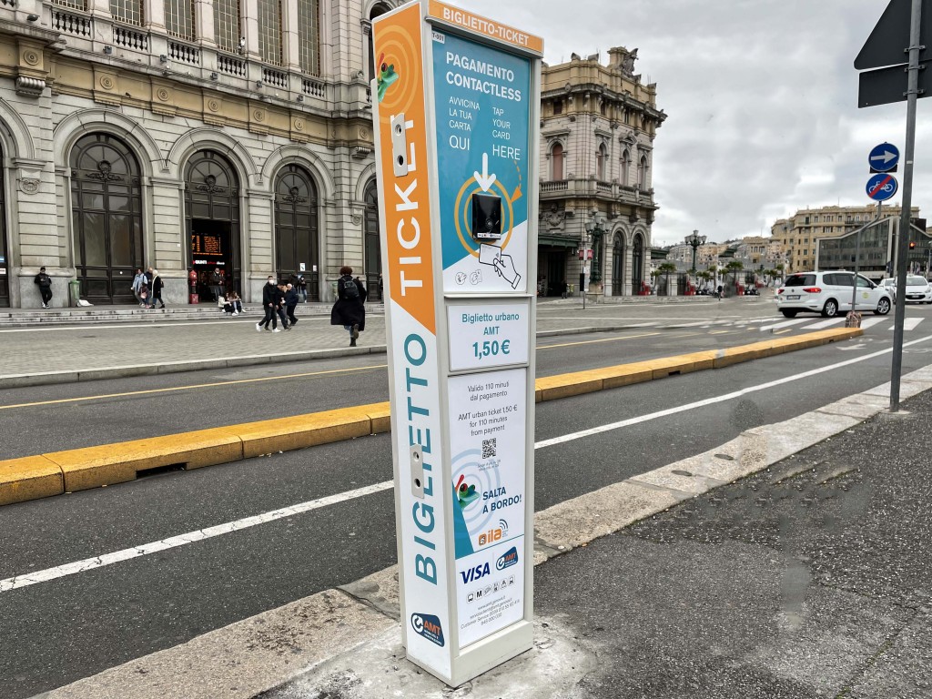 Genova-Totem_Brignole.jpg