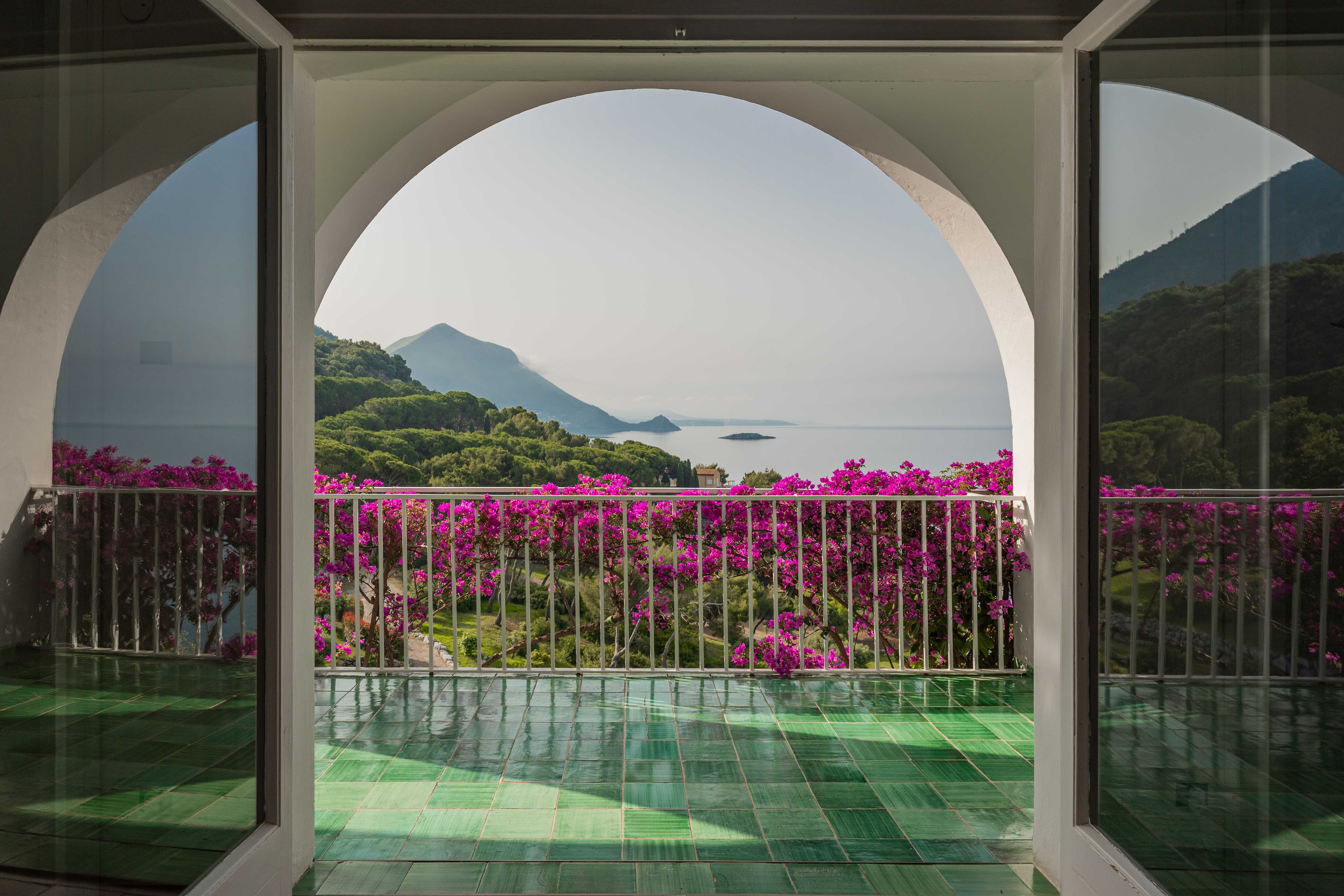 SV Balcony with a view front low