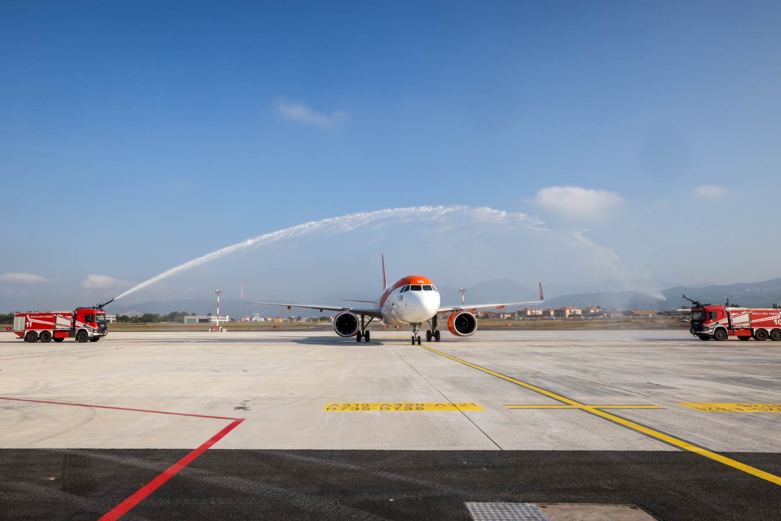 Salerno_easyJet_water_arch_Aeroporto_di_Salerno-Costa_dAmalfi_11.07.24.jpeg