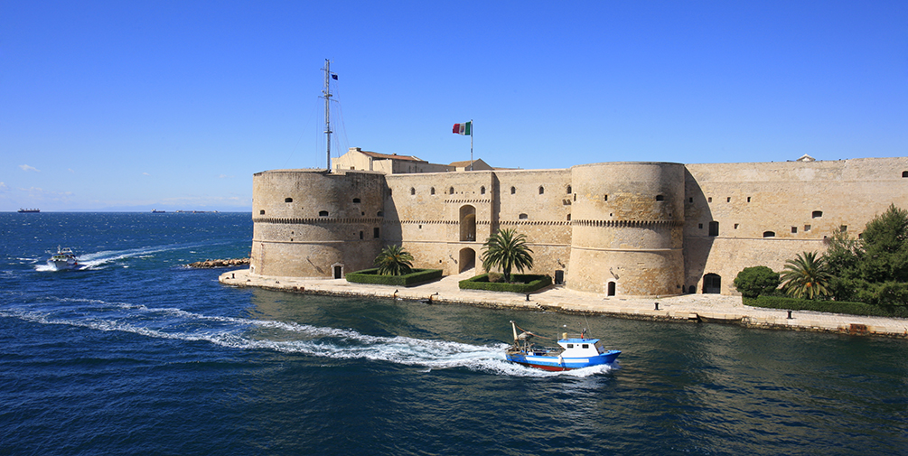 Taranto: Castel Sant'Angelo Mar Grande - Pollino Mountains ph credits: Carlos Solito