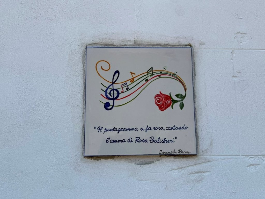 Rosa canta e cunta ceramics exhibition
