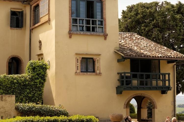 Historic-Resort-slide-al-posto-della-torre-con-alberiHistoric-Resort-La-Loggia