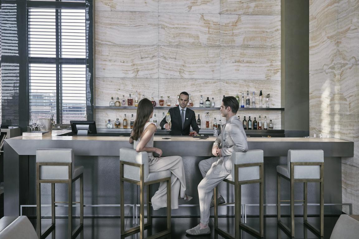 miniarmanibamboobar-aperitivo-bartender-serving-cocktails