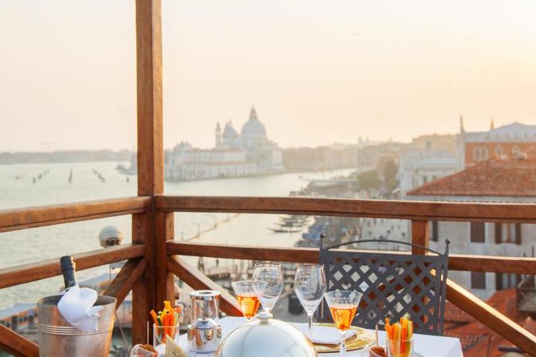 miniAltanaLa-Salute-ChurchViewLondra-Palace-Venezia