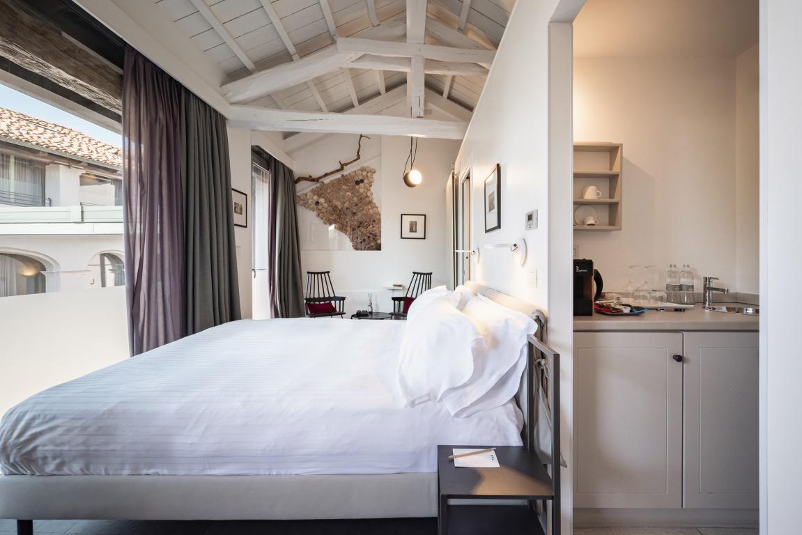 miniUVE-Rooms--Wine-Bar---Superior-room-ALANGA