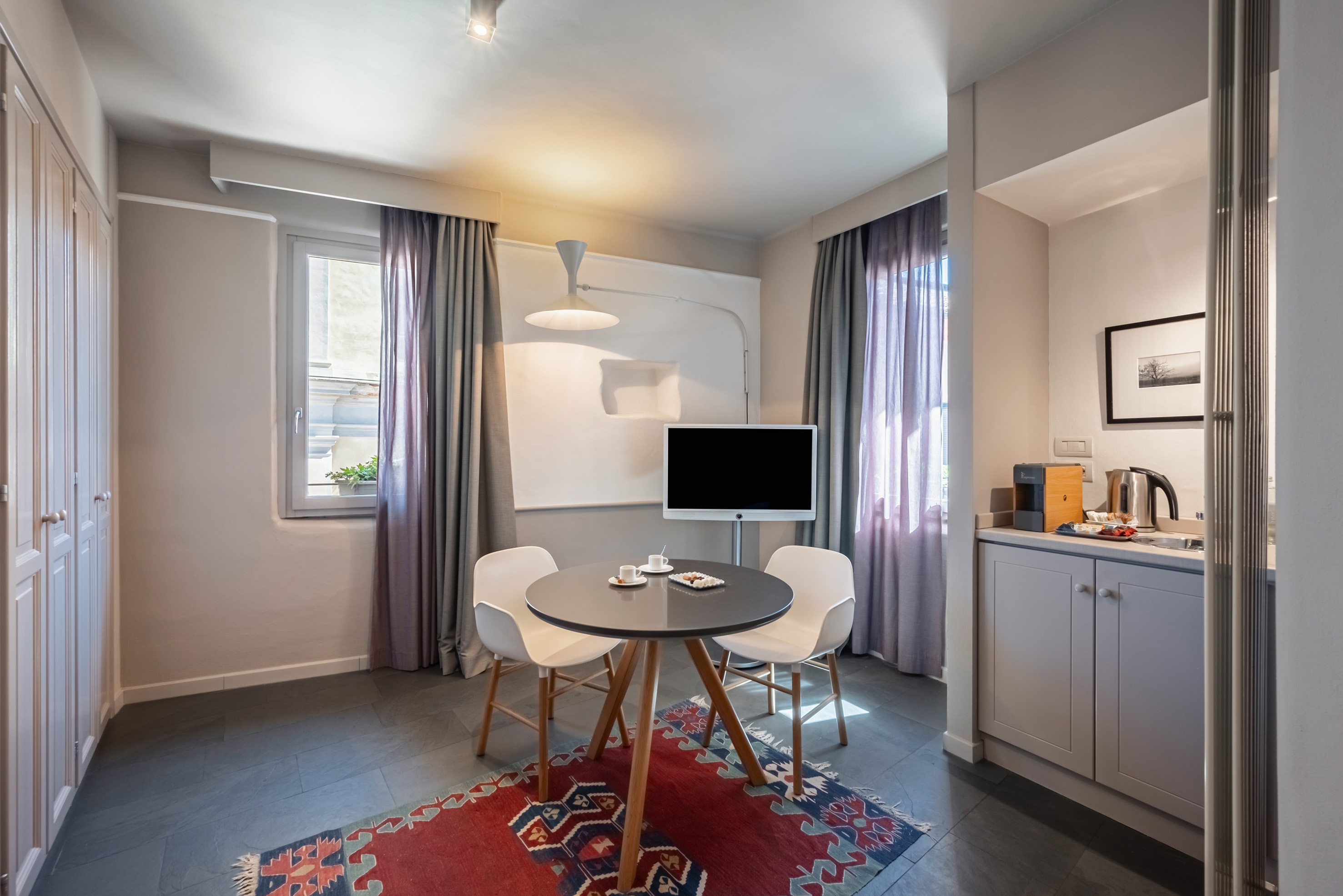 UVE-Rooms--Wine-Bar---UVE-Deluxe-Room-BARBERA-soggiorno