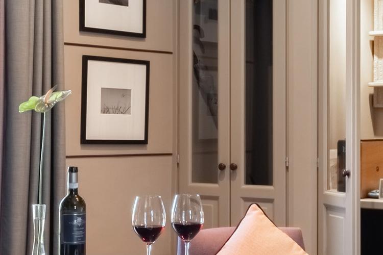 UVE-Rooms--Wine-Bar---Suite-BAROLO-salotto