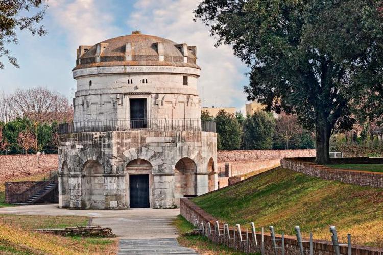 miniRavenna569639488Shutterstock---Standard-e-anche-CommercialeShutterstock