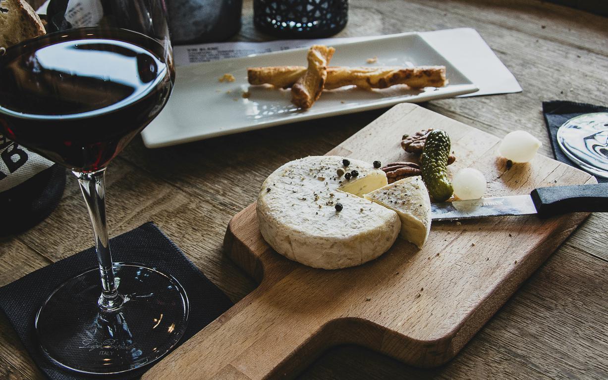food Uve Rooms and Wine Bar