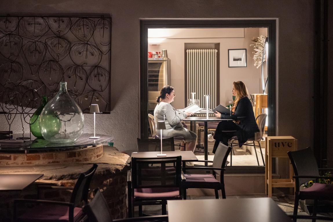 UVE Rooms Wine Bar A tavola