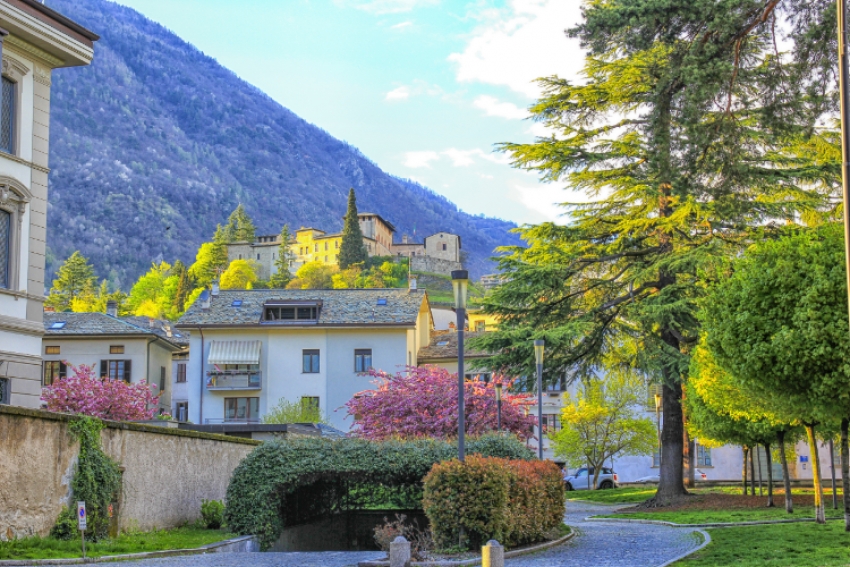 Valtellina's nature trails and fine wines. A valley for all seasons