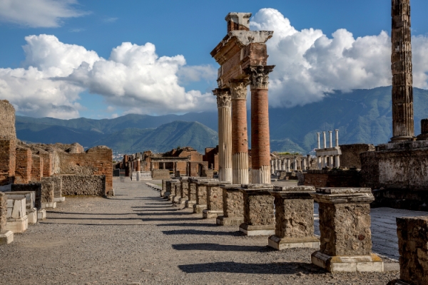 Pompeii shines again: new discovery of a grand villa and bath complex