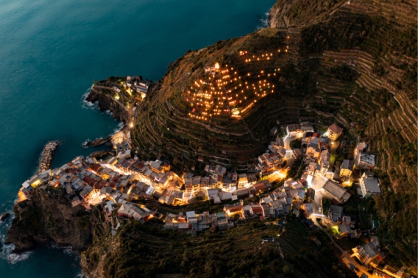 Cinque Terre: Manarola accende il suo Presepe Luminoso