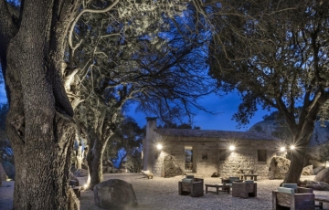 Two old rural homesteads renovated for the Gallicantu Retreat in Sardinia’s Gallura 