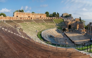 Exploring Taormina’s Roman theatre. Where history meets beauty